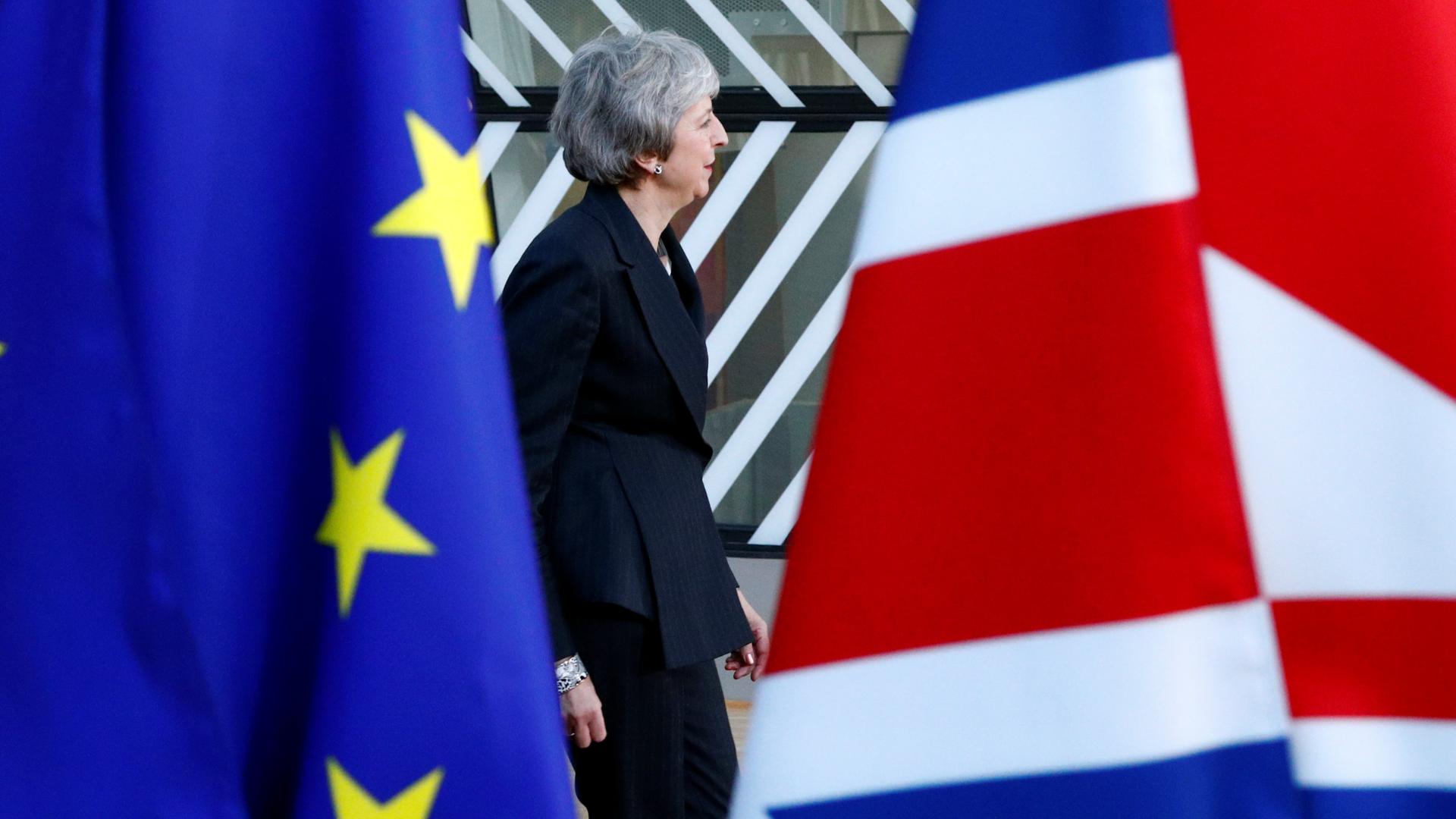 May busca en Bruselas mejoras para el Brexit y aplaza a enero la votación del Parlamento británico