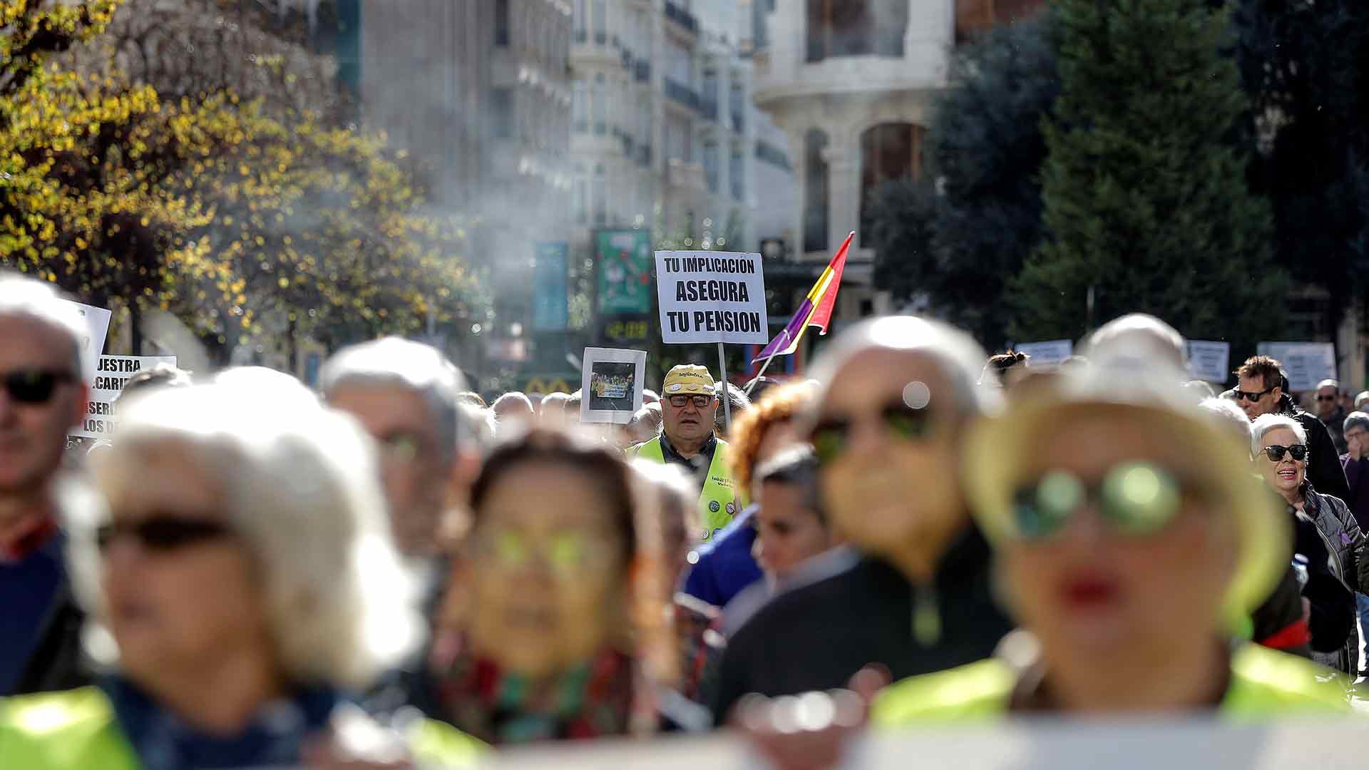 Miles de pensionistas protestan en toda España por unas pensiones dignas: «Somos viejos, pero no tontos»