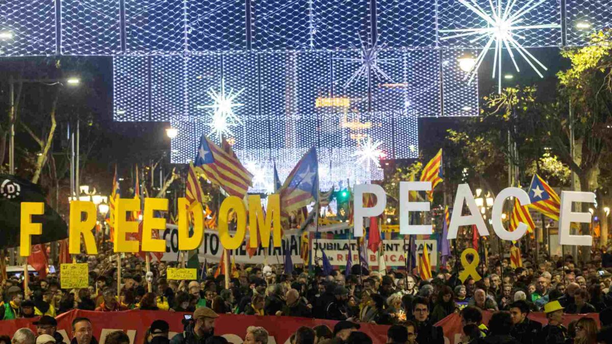 Multitudinaria manifestación independentista en Barcelona bajo el lema ‘Tumbemos el régimen’