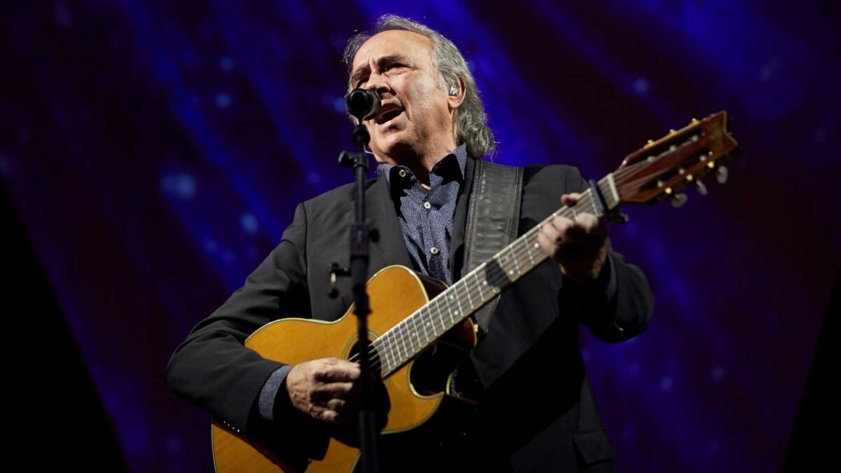 Serrat interrumpe un concierto para contestar a un espectador que le gritó que cantara en catalán