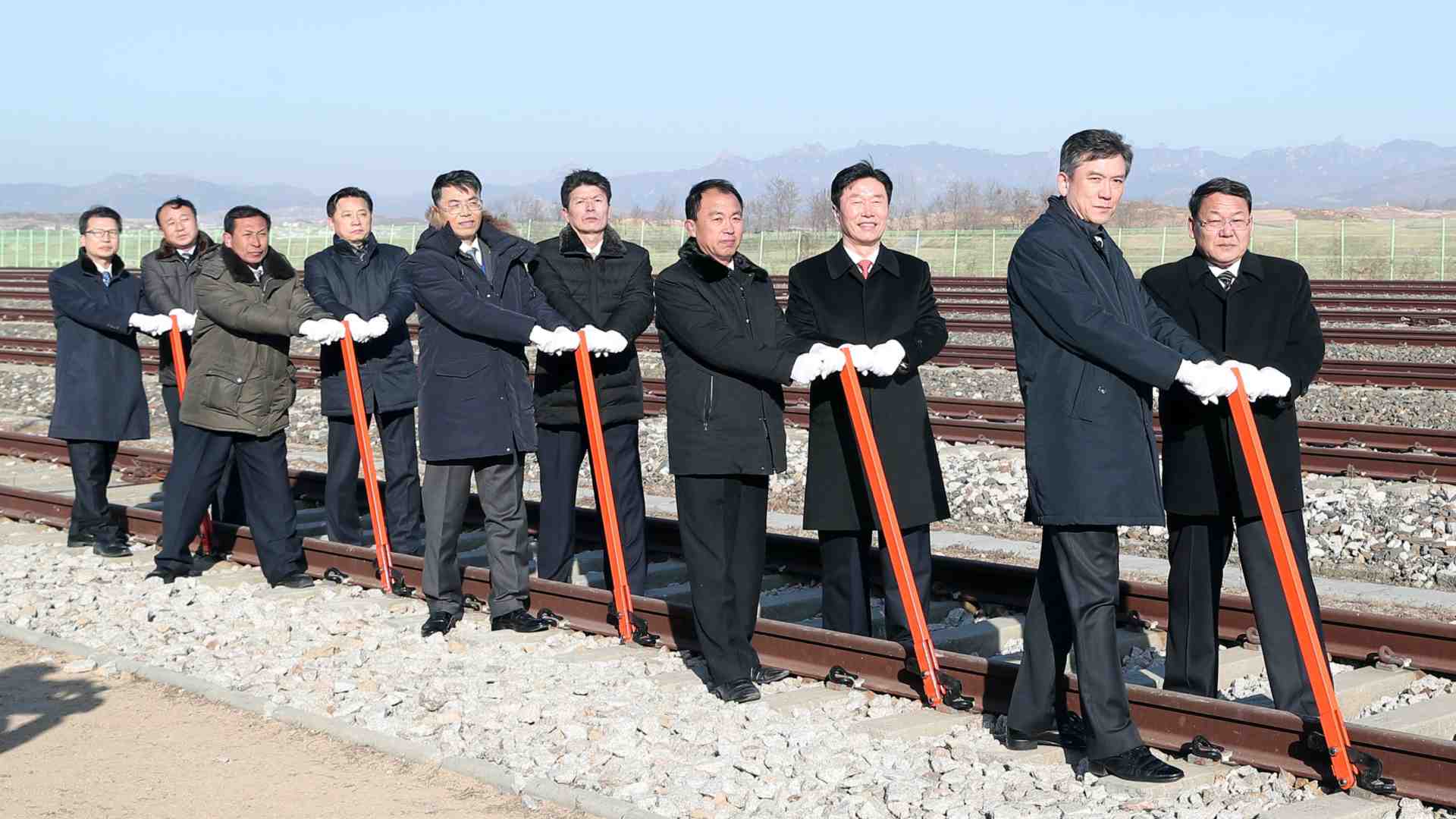 Simbólica ceremonia para reconectar las dos Coreas por tren y carretera