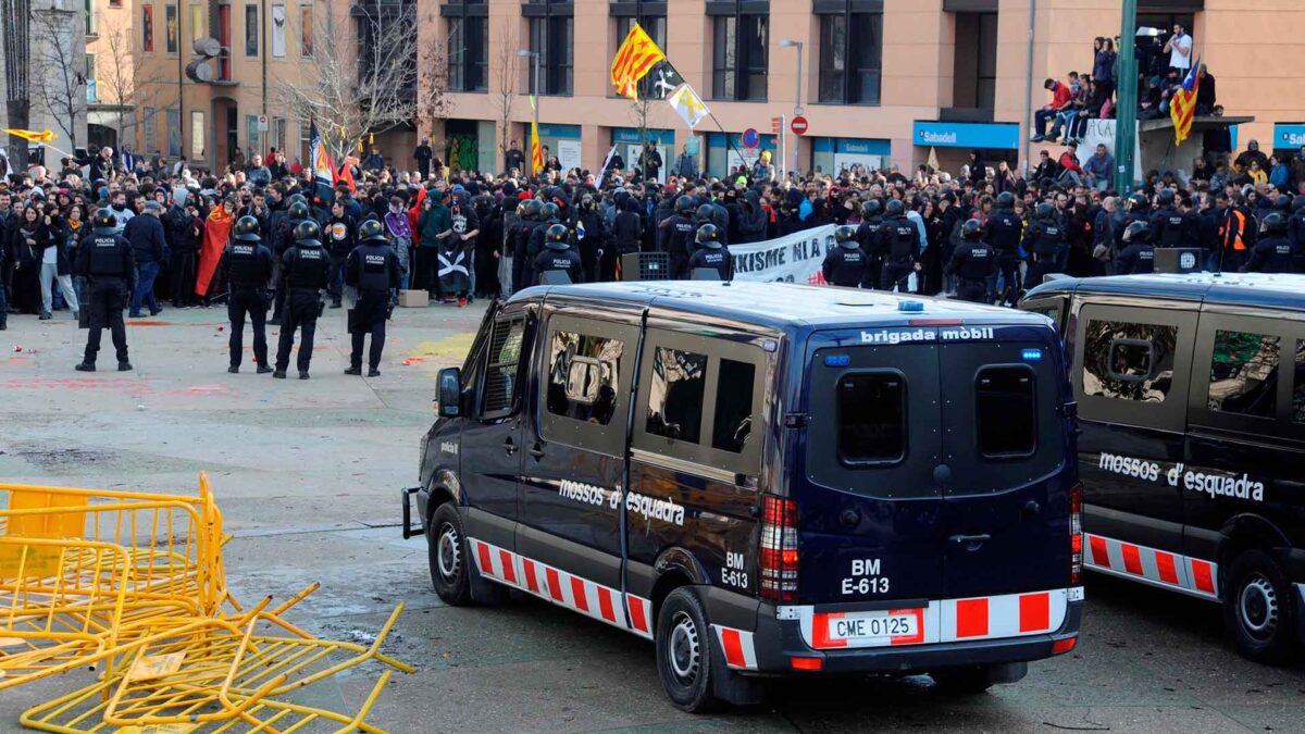 Torra exige cambios a Buch en Interior tras las cargas de los Mossos en las protestas contra Vox