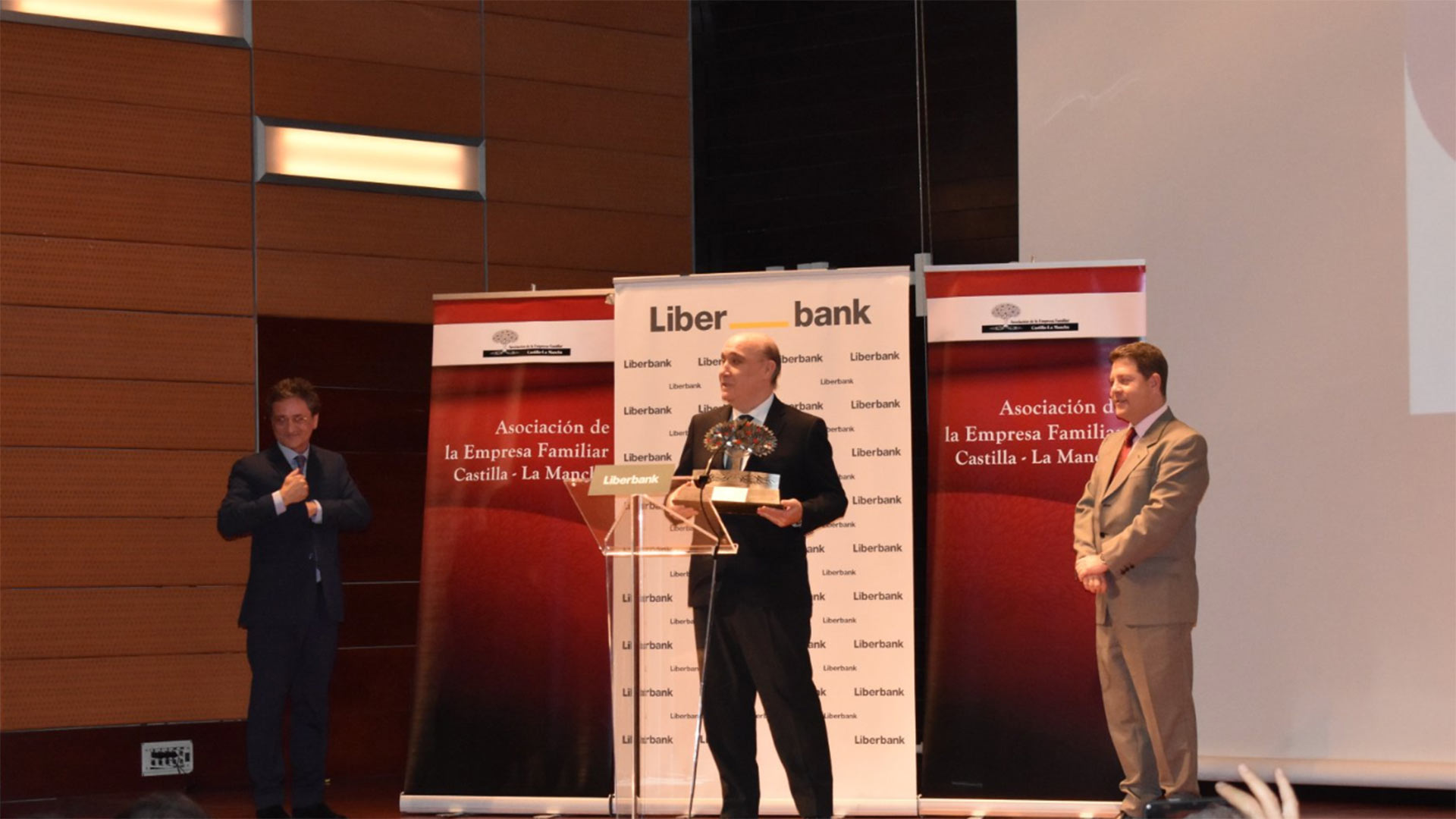 Unicaja y Liberbank confirman que estudian una fusión