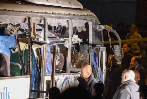 Varios muertos al explotar un autobús turístico cerca de las pirámides de Giza en Egipto
