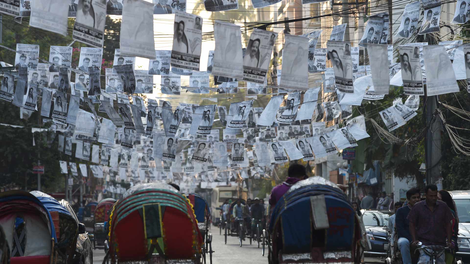 Varios muertos en actos violentos durante la jornada electoral en Bangladesh
