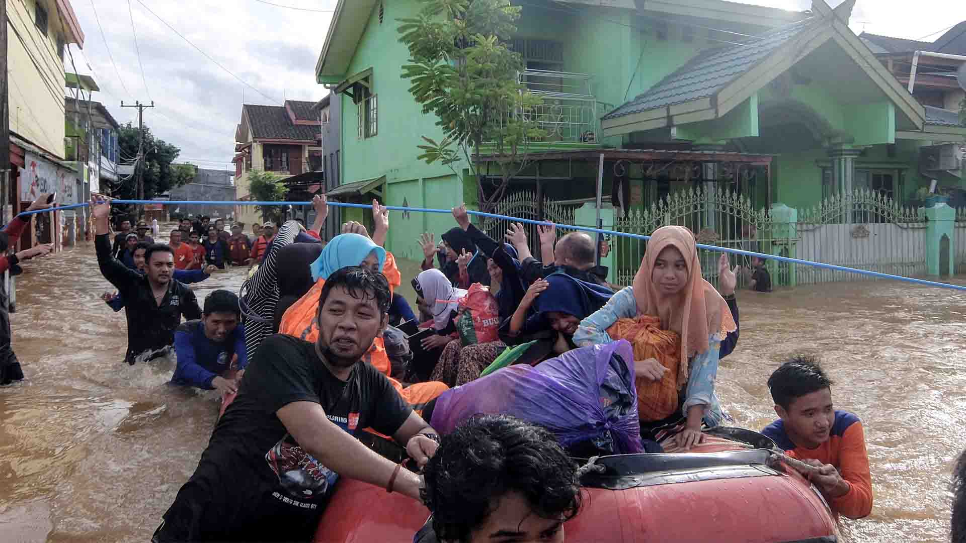 Al menos 59 muertos en Indonesia por las inundaciones y los corrimientos de tierra