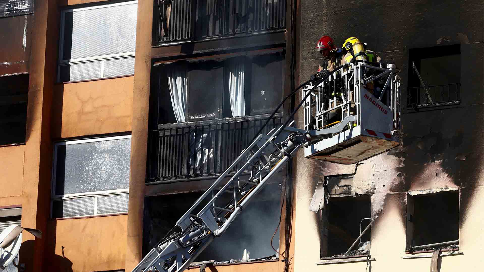 Al menos tres muertos en el incendio de un edificio en Badalona