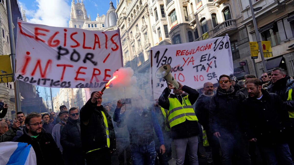 Cabify propone a los taxistas integrarse en su plataforma en plena huelga de Madrid y Barcelona