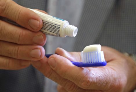 Cepillarse los dientes puede ayudar a los hombres a prevenir la disfunción eréctil