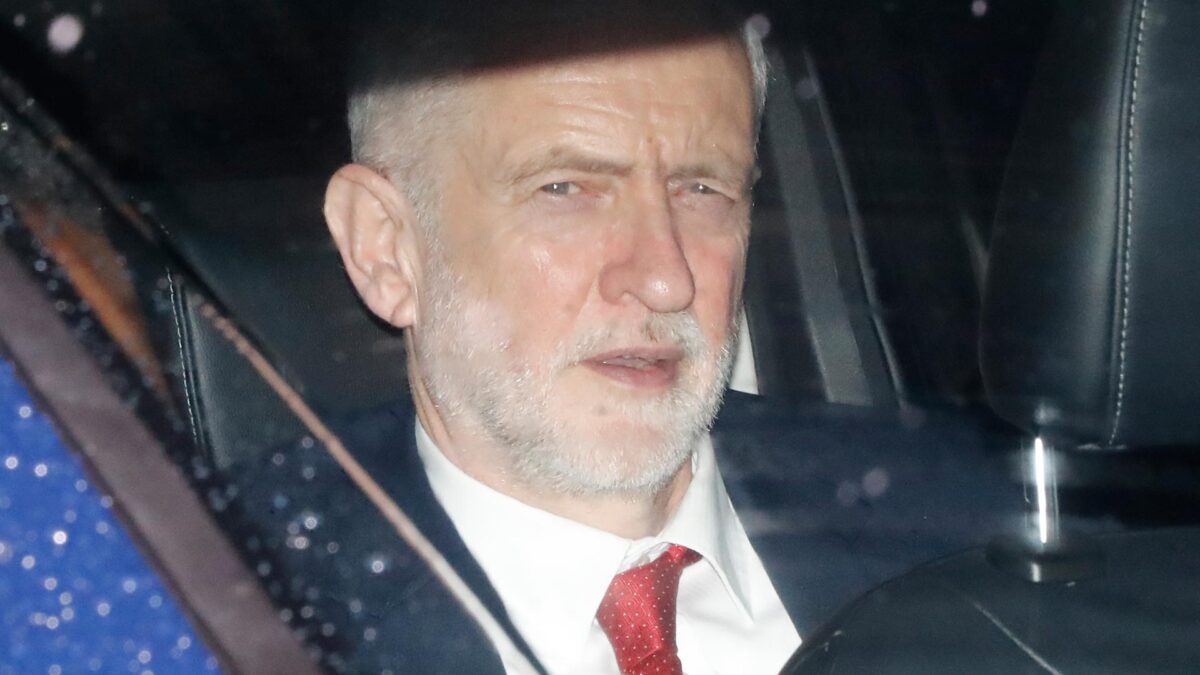 Corbyn defiende en una reunión con May su plan «alternativo» para el Brexit