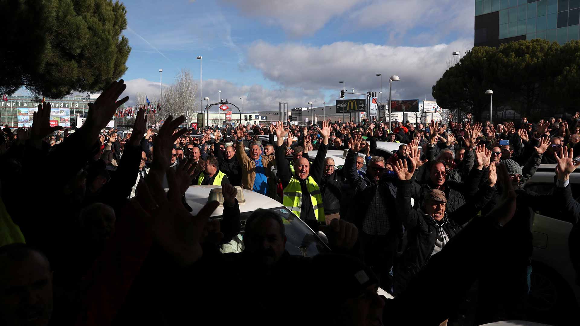 Dos detenidos y 14 heridos en la cuarta jornada de la huelga de taxistas en Madrid