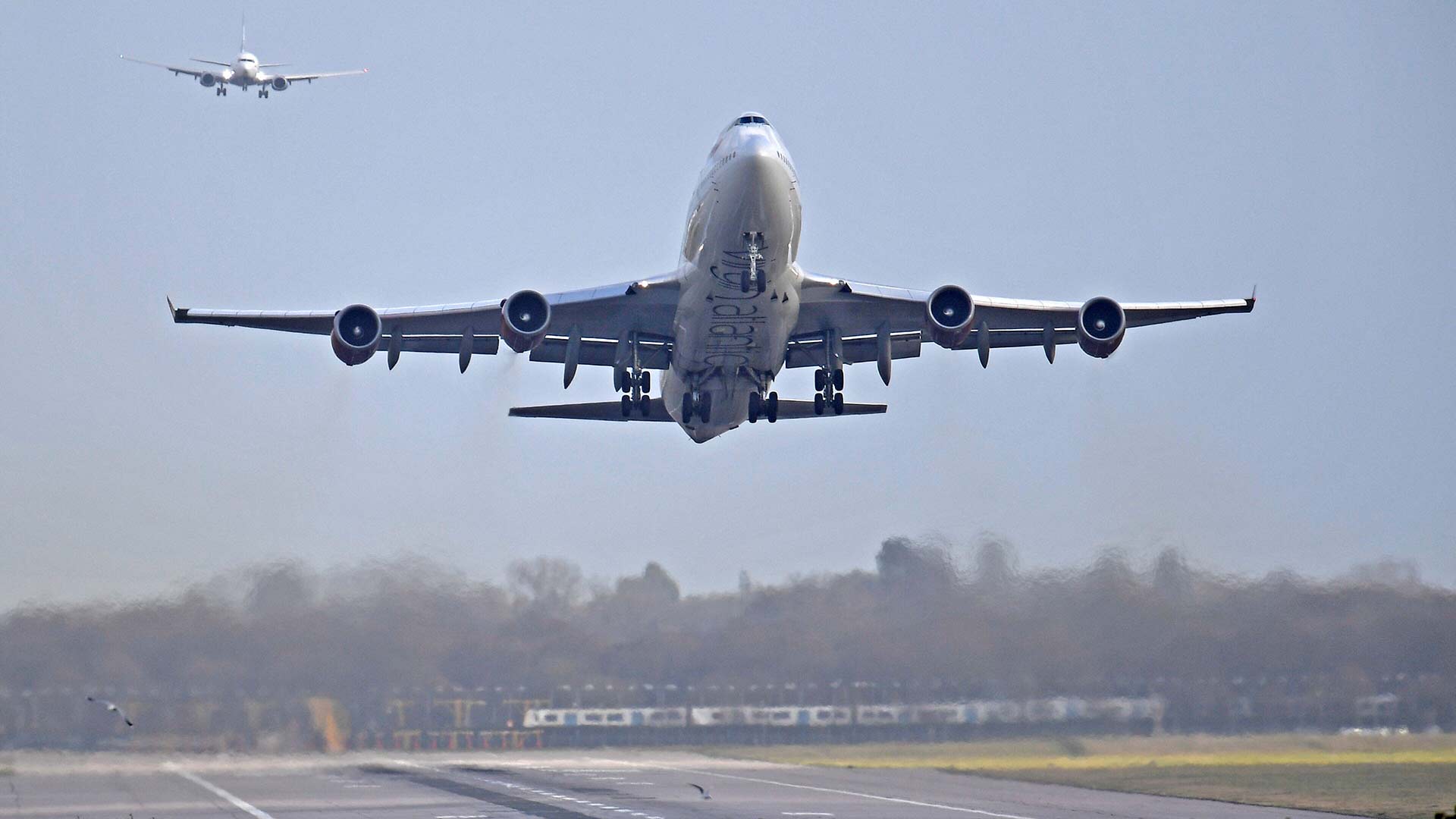 El aeropuerto londinense de Heathrow suspende el tráfico aéreo tras avistar un dron