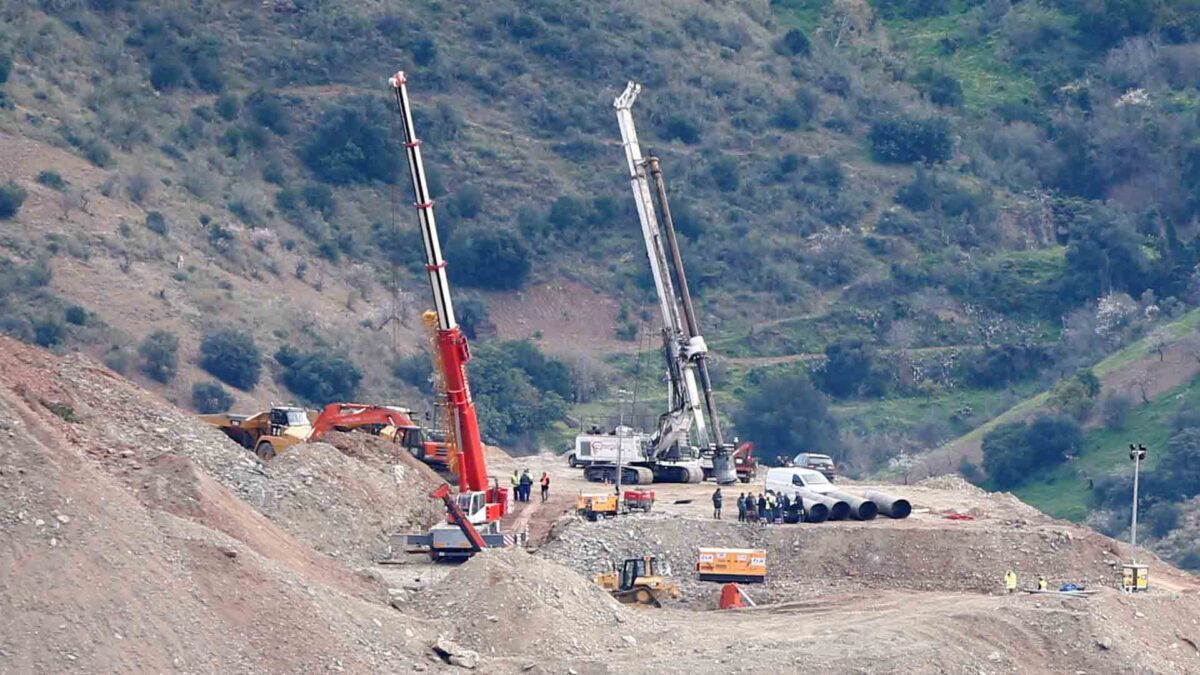 El equipo de rescate de Julen retoma el entubado del túnel