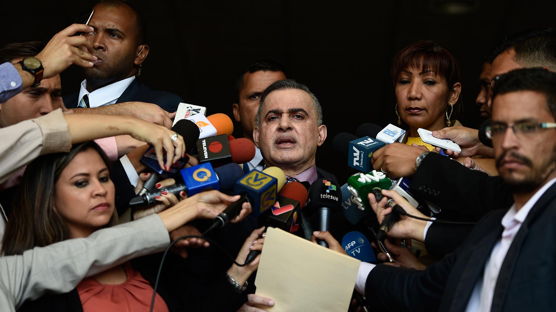 El fiscal general de Venezuela ordena prohibir la salida de Guaidó del país y congela sus cuentas