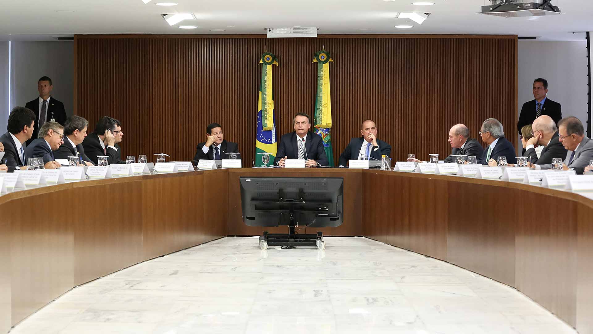 El Gobierno de Bolsonaro destituirá a los funcionarios con “ideas comunistas”