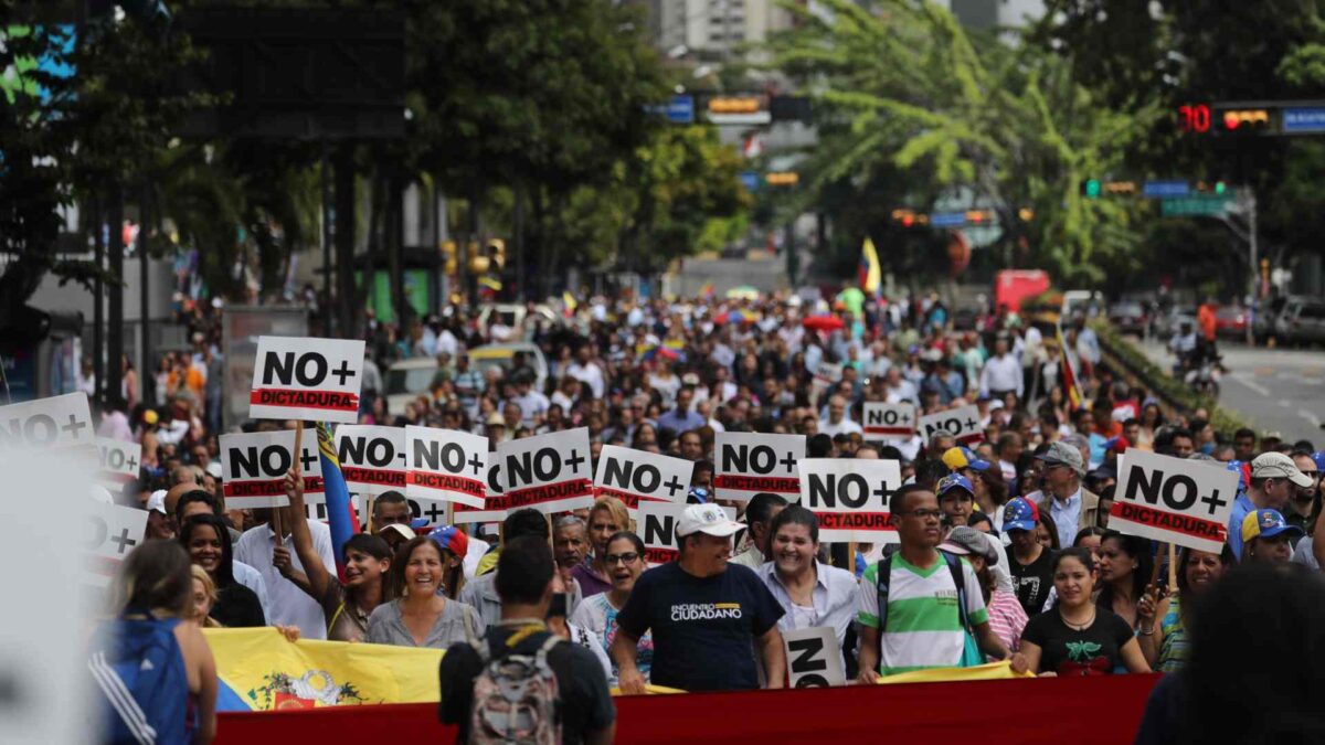 El Gobierno de Maduro expulsa a varios corresponsales extranjeros y detiene a tres periodistas de Efe