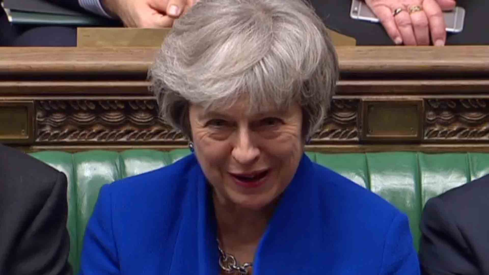El Parlamento británico rechaza la moción de censura contra Theresa May