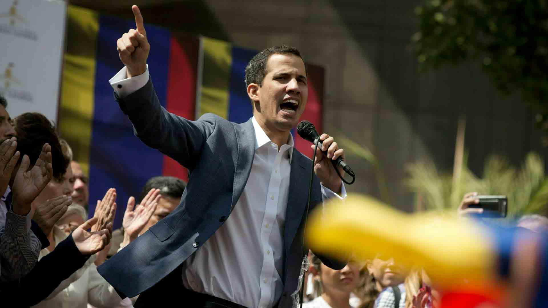 El opositor Juan Guaidó se autoproclama "presidente encargado de Venezuela"