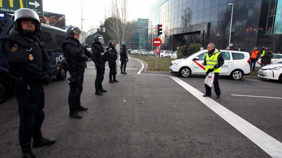 Los taxistas se concentran en Fitur para impedir el acceso a vehículos privados