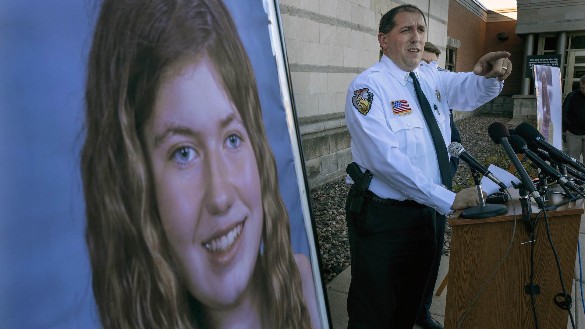 Hallan con vida a la niña desaparecida hace tres meses tras el asesinato de sus padres en EEUU
