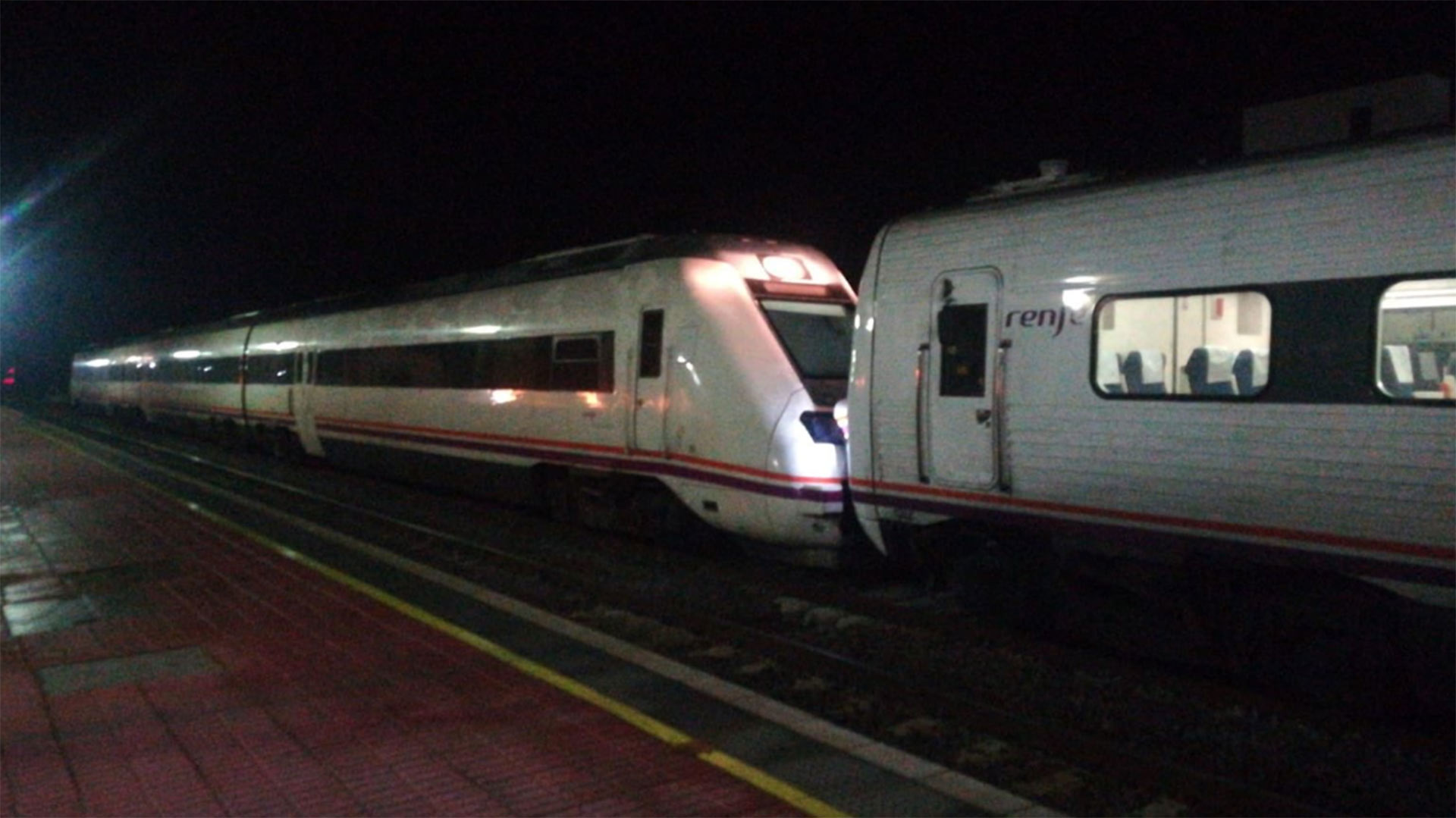 La "bochornosa" situación de los trenes extremeños: más de 150 pasajeros tirados de madrugada y sin luz