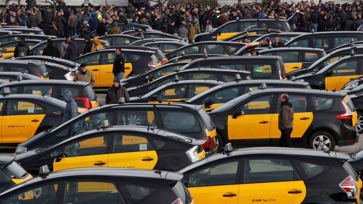 Tres detenidos en la manifestación de taxistas en Barcelona tras convocar una huelga indefinida