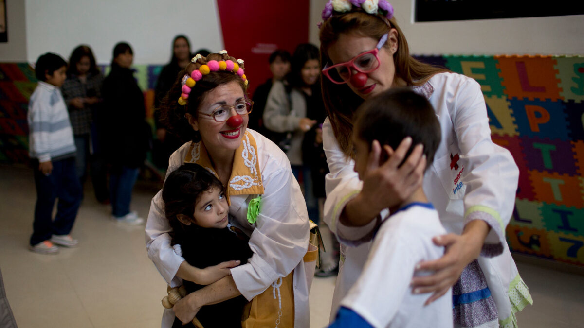 Los adultos se toman menos en serio el dolor de las niñas que el de los niños, según un estudio