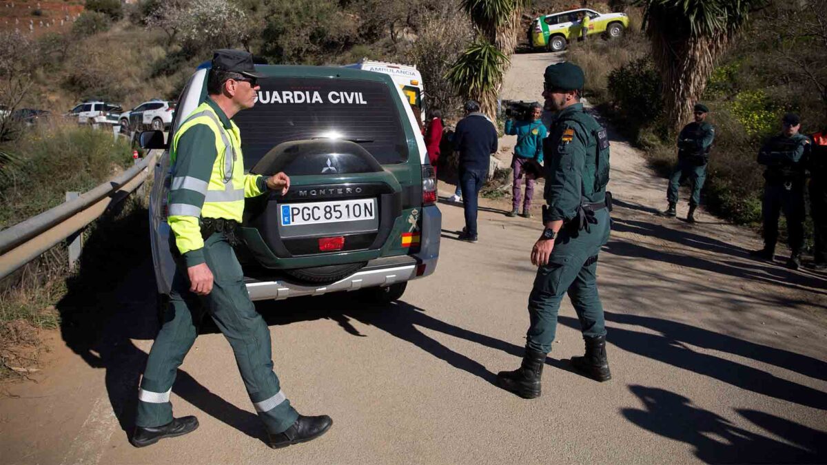 Los equipos de rescate abren un túnel lateral para intentar llegar al niño que cayó en el pozo de Totalán