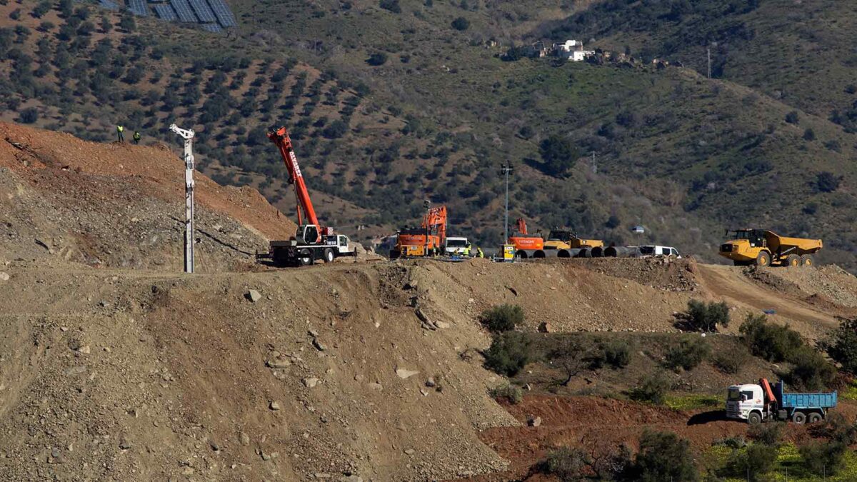 Nuevo impedimento en el rescate de Julen: los tubos para encamisar el túnel no encajan