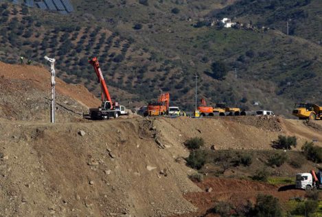 Nuevo impedimento en el rescate de Julen: los tubos para encamisar el túnel no encajan