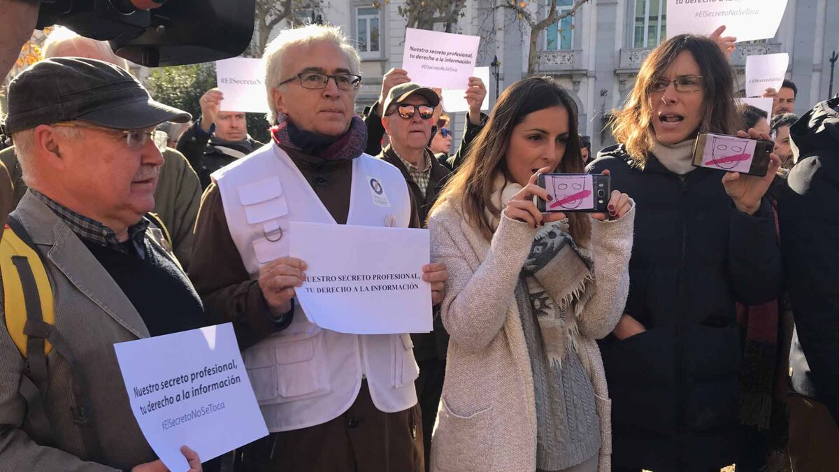 Los periodistas recuperan el material intervenido por el juez del caso Cursach pero mantienen su denuncia