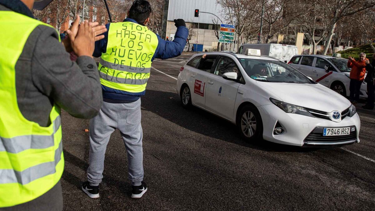 Los taxistas de Madrid renuncian a incluir un plazo mínimo de precontratación