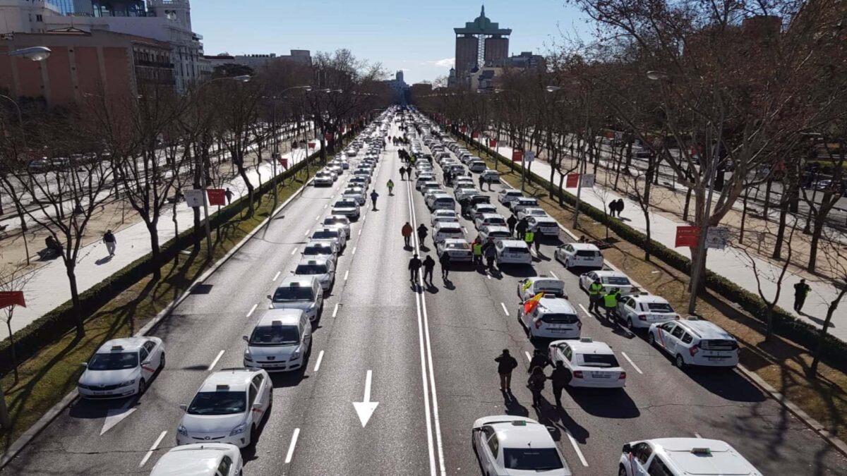 Los taxistas mantienen la huelga y acampan en el paseo de la Castellana de Madrid