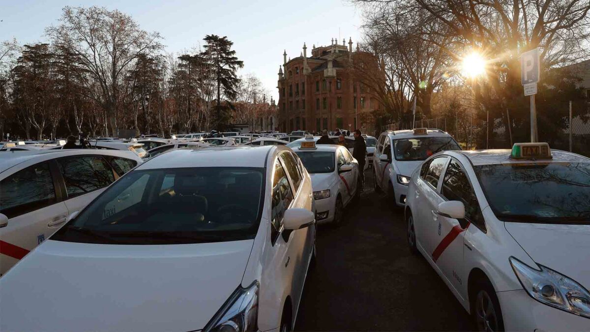 Los taxistas realizan una marcha lenta por Madrid en su quinto día de huelga