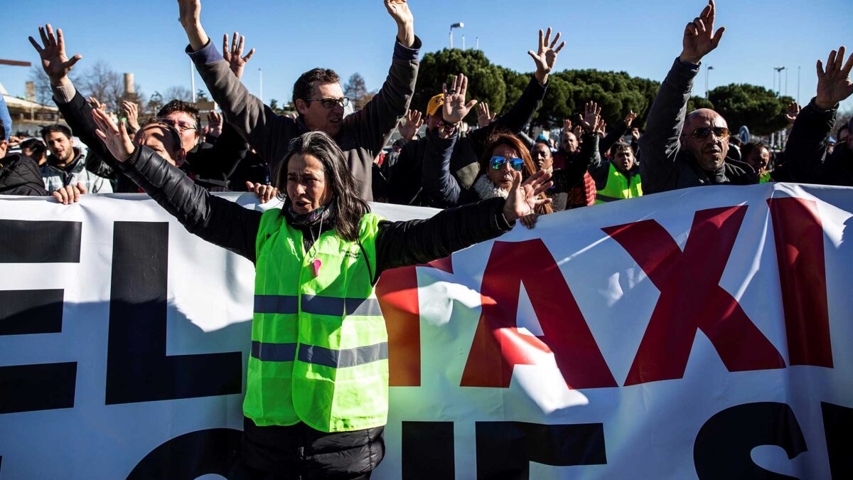 Los taxistas ven «insuficiente» el preacuerdo y mantienen la huelga indefinida