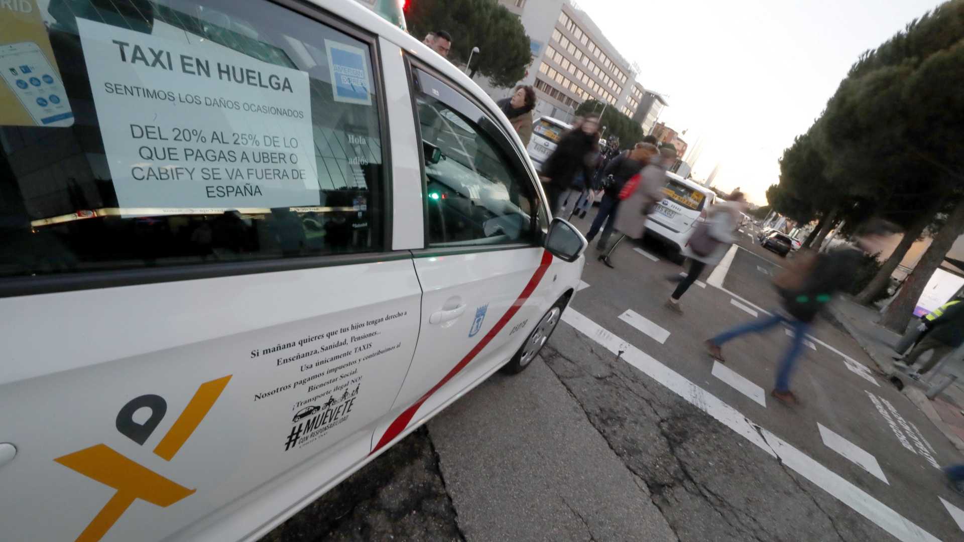 Madrid despierta sin taxis y en Barcelona continúan las protestas de los taxistas contra los VTC