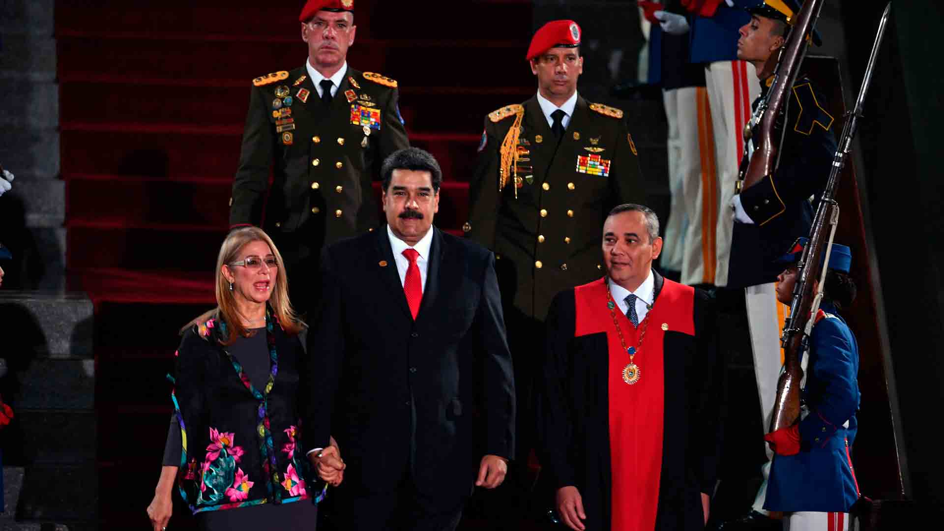 Maduro inicia su segundo mandato aislado, sin reconocimiento y jurando por Chávez