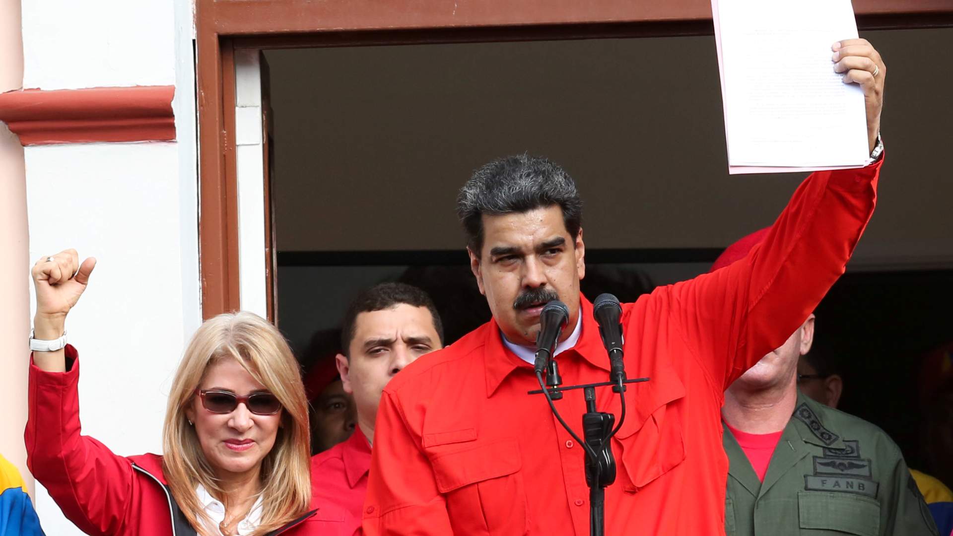 Maduro confía en los militares para contrarrestar el apoyo internacional a Guaidó como presidente