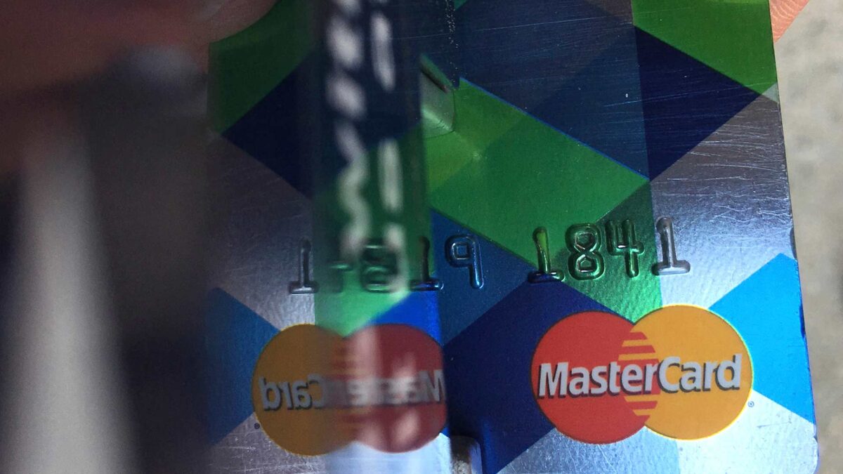 Mastercard sigue el ejemplo de Apple o Nike y retira su nombre del logo