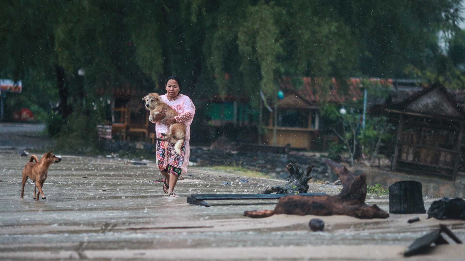 Al menos un muerto y miles de personas evacuadas en el sur de Tailandia por la tormenta Pabuk