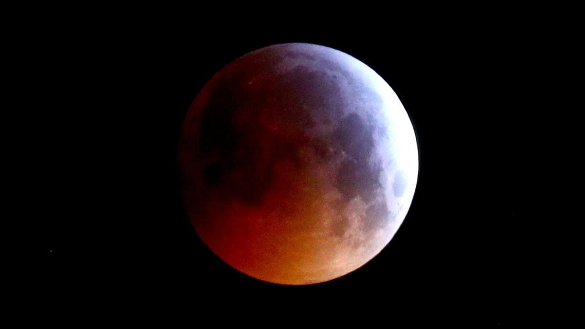 Millones de personas en América, África y Europa observan la ‘Superluna de sangre’