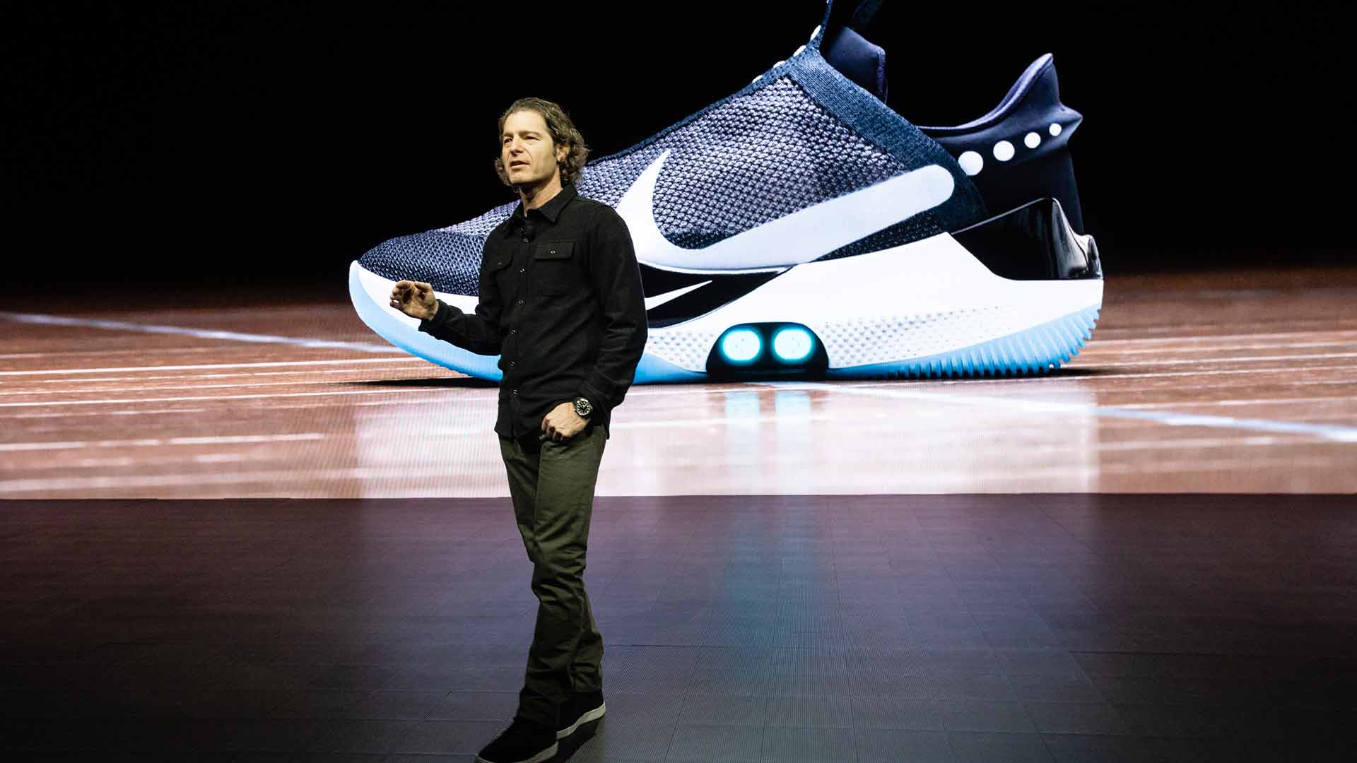 vóleibol Arrestar fórmula Nike presenta unas zapatillas inteligentes que se atan automáticamente