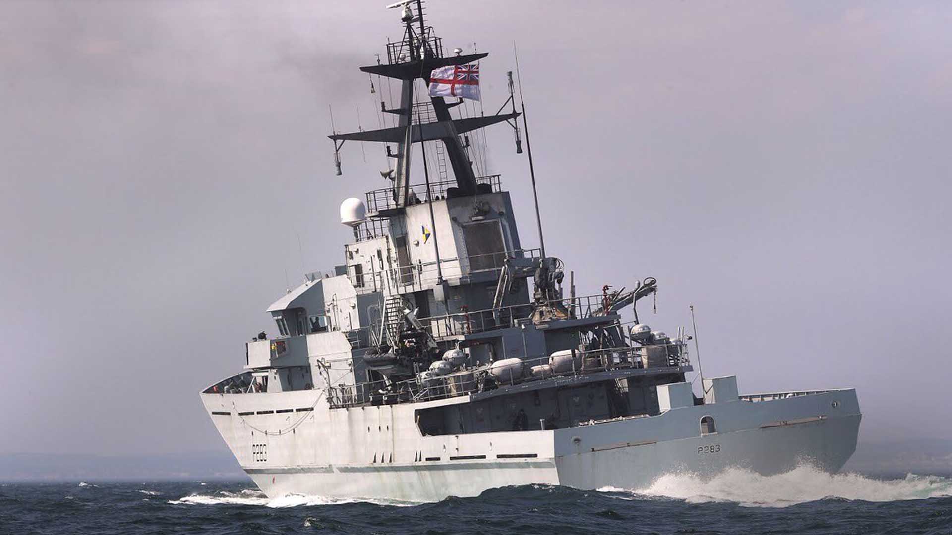 Reino Unido envía un buque de guerra al Canal de la Mancha para frenar a los migrantes
