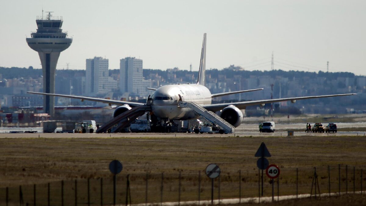 Se busca al dueño de un avión abandonado en el aeropuerto de Barajas