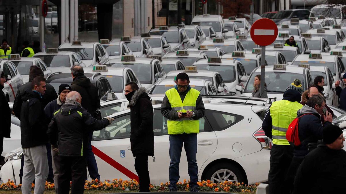 Se recrudece la huelga de taxistas en Madrid y Barcelona con episodios de violencia