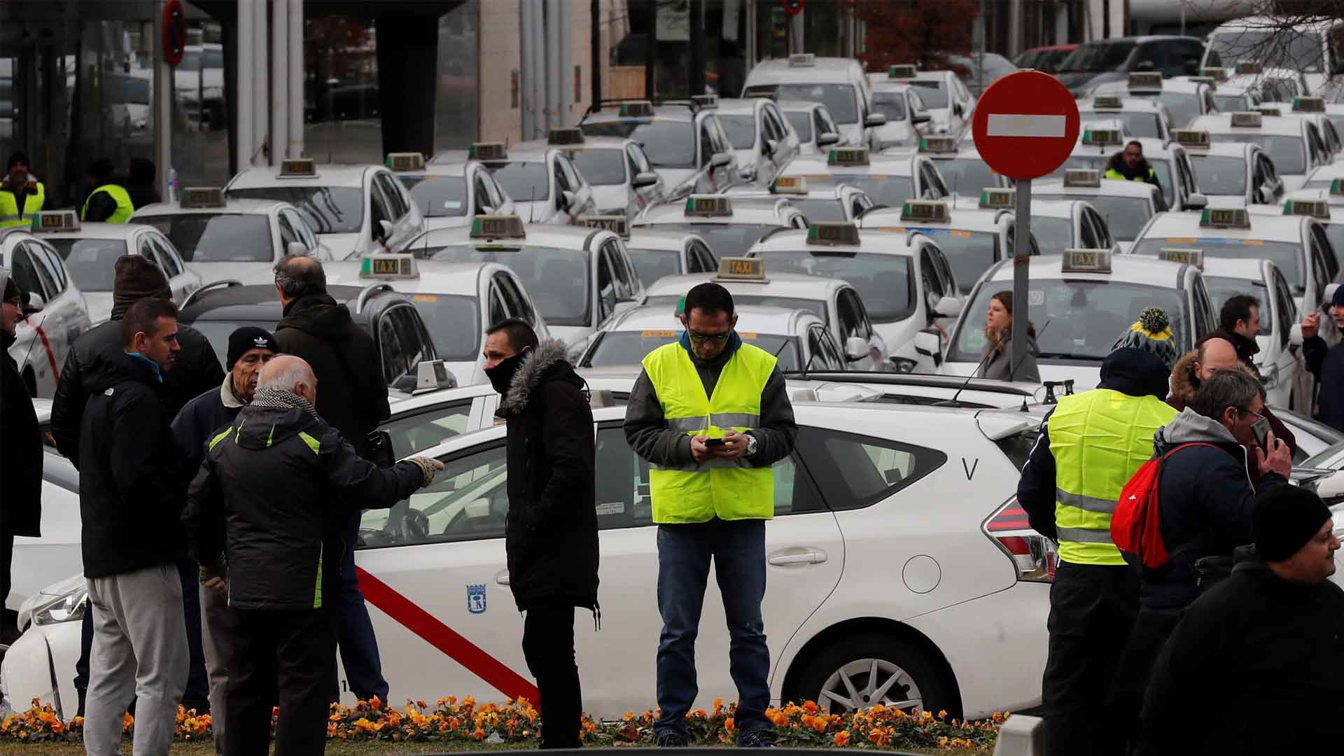 Se recrudece la huelga de taxistas en Madrid y Barcelona con episodios de violencia