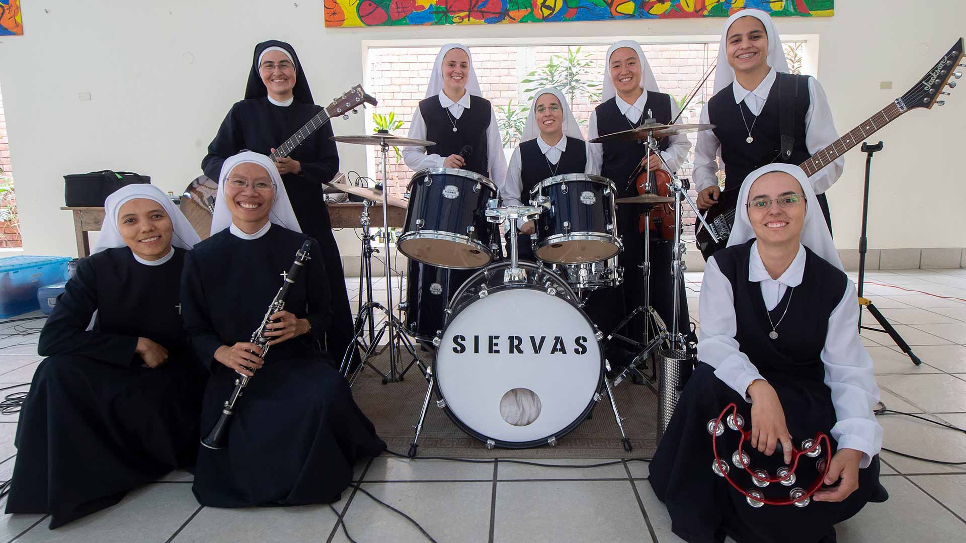 Siervas, las monjas rockeras que quieren hacer bailar al papa en Panamá