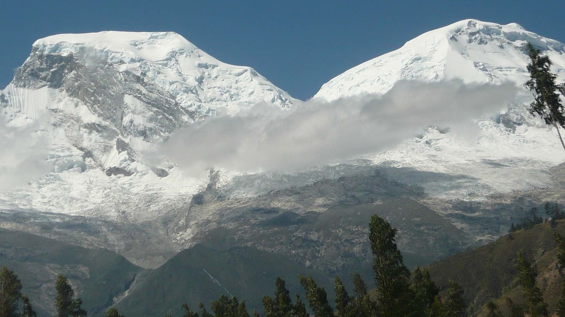 Tres montañeros españoles y su guía mueren en una avalancha en Perú