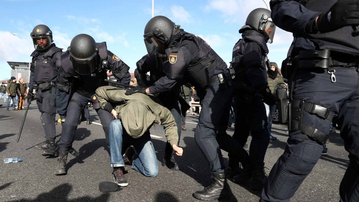 Un detenido y 11 heridos en los disturbios durante el tercer día de huelga de los taxistas