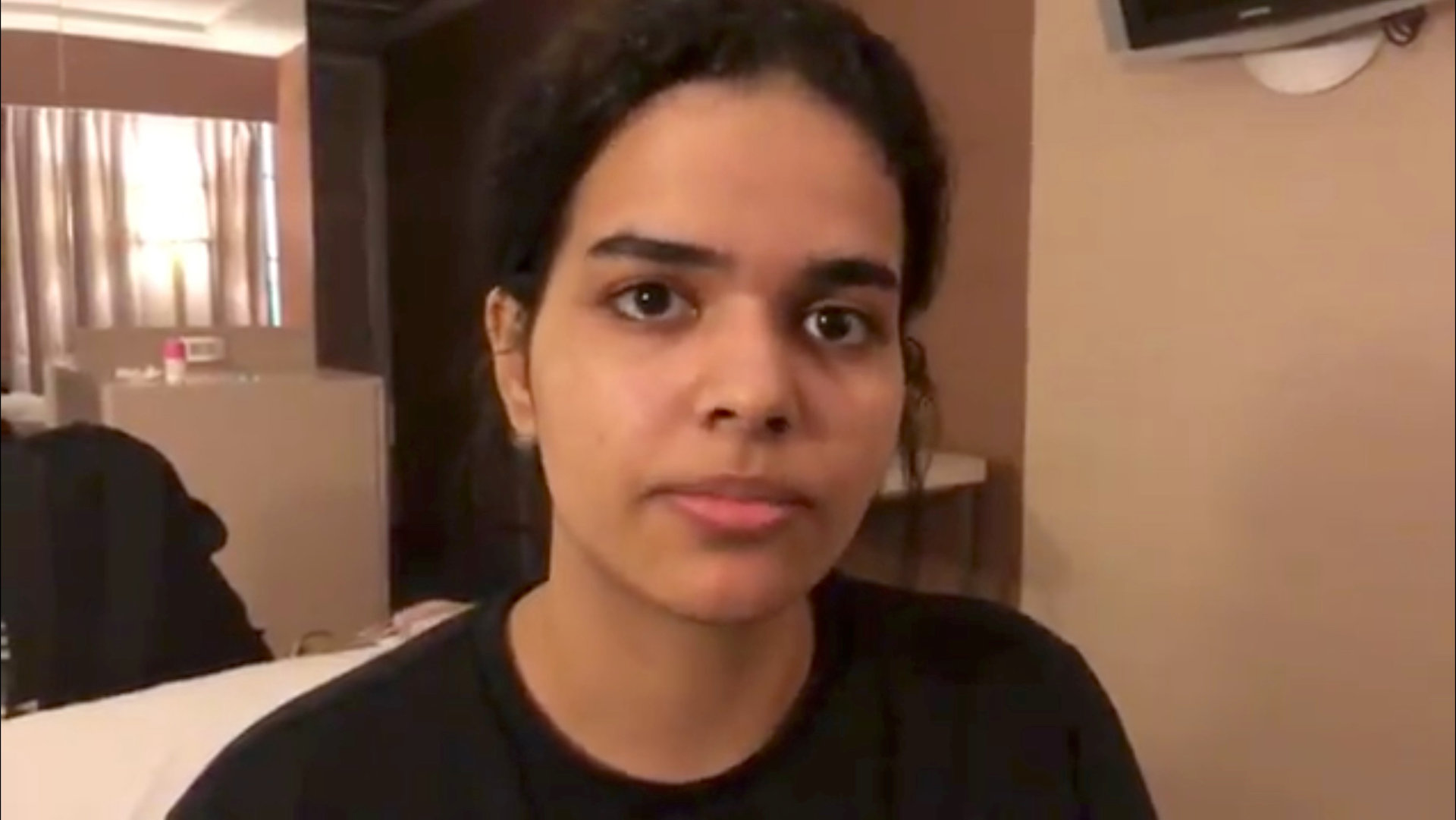 Una joven saudí atrincherada en Tailandia para no ser devuelta con su familia queda bajo protección de Acnur